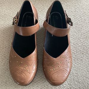 Abeo 24/7 Cassie Leather Studded Brown Mary Jane Clogs Size 10 (Fits like 10.5)